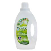 Natura Color Flytande Tvättmedel 1,5 L tar effektivt bort fläckar och lukt från både vita och färgade tyger och kläder och kan användas vid alla tvätt temperaturer i både mjukt, medelhårt samt hårt vatten. Tvättmedlet är fritt från fosfater, parfym och fä